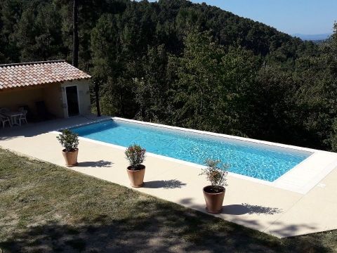 Plage de piscine traditionnelle